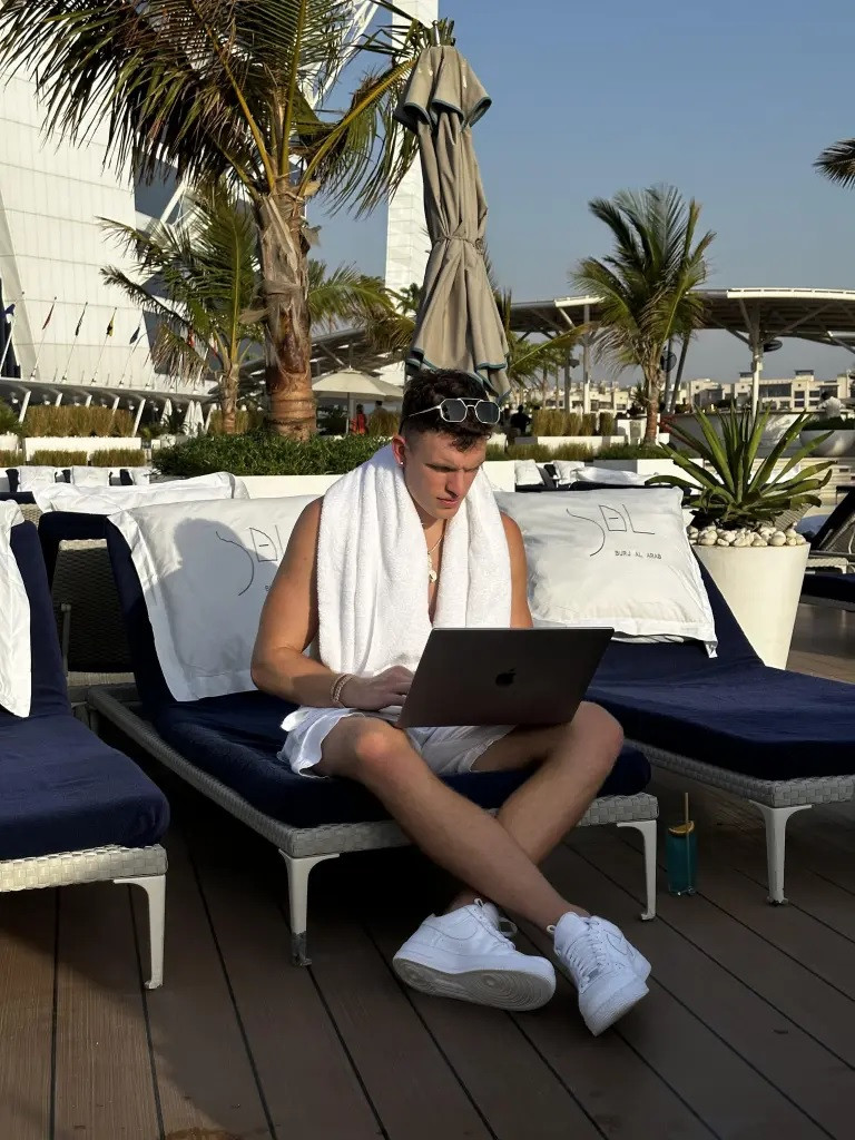 Luke tập trung làm việc ở khắp mọi nơi.