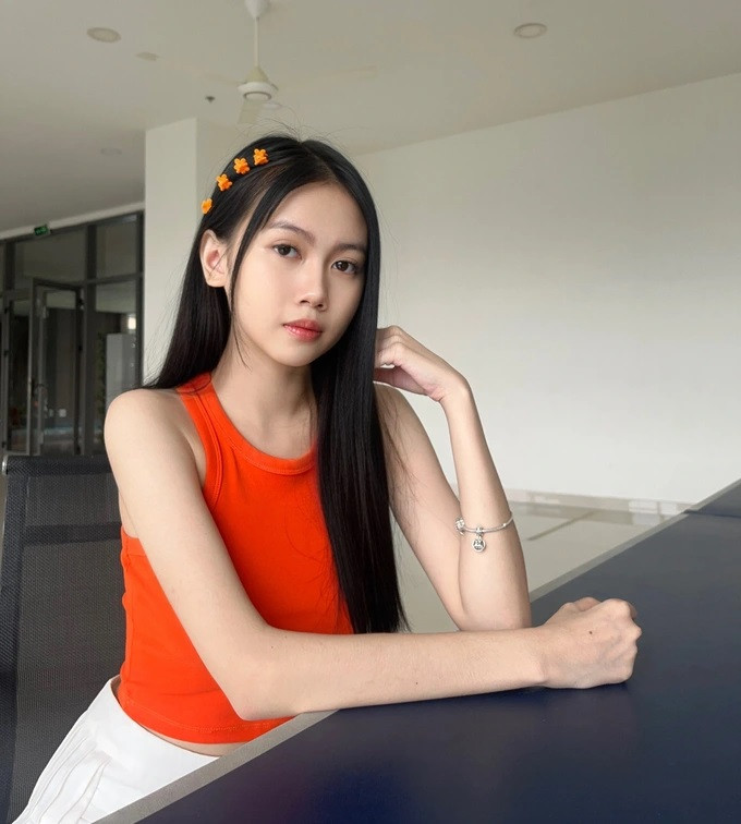 Ruby Bảo An (tên thật Nguyễn Ngọc Bảo An, SN 2006) nổi tiếng từ nhỏ khi tham gia cuộc thi "Đồ Rê Mí 2011". Kênh YouTube của cô thu hút 1,6 triệu lượt theo dõi và hơn 1 tỷ lượt xem (Ảnh: FBNV).