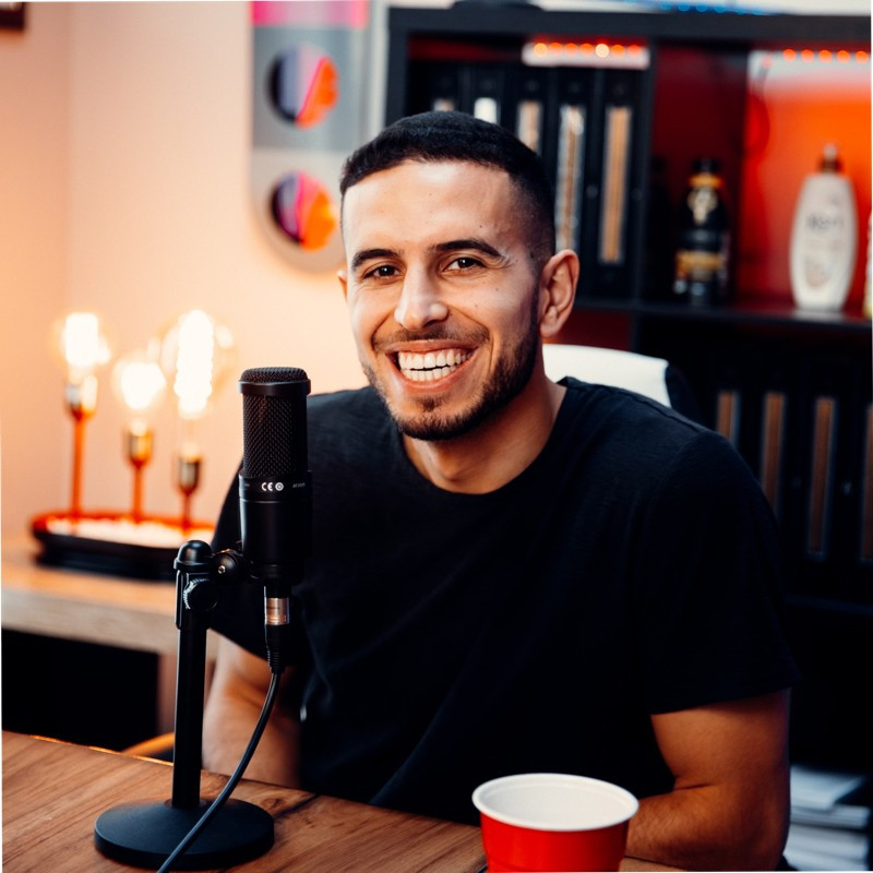 CEO 27 tuổi Allon Avgi