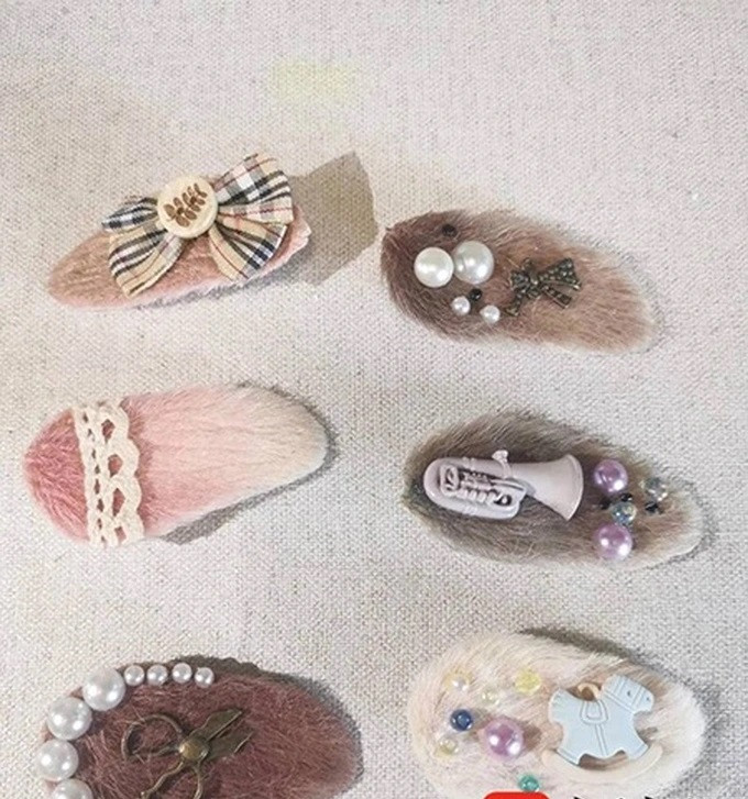 Những chiếc kẹp cài tóc được làm từ hạt xoài khô (Ảnh: Chinatimes).