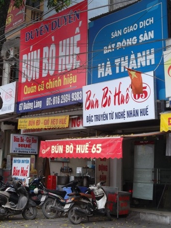 Hết bún chả tới bún Huế, nằm sát cạnh nhau nhưng kể cả phục vụ lẫn chủ quán đều nhận mình là 'hàng chính hãng'. Hết bún chả tới bún Huế, nằm sát cạnh nhau nhưng kể cả phục vụ lẫn chủ quán đều quả quyết nhà bên cạnh là giả mạo