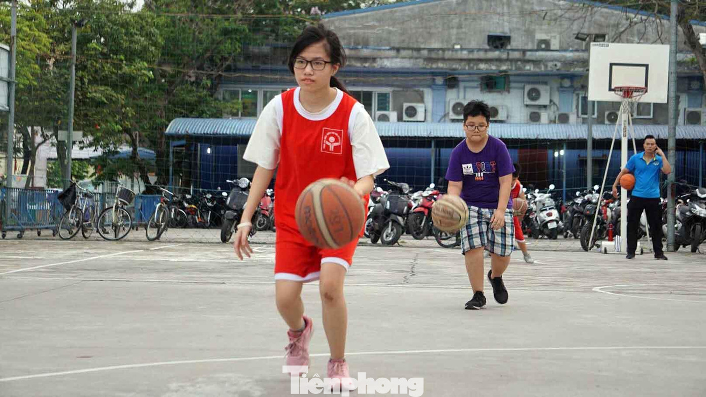 Nữ sinh Nguyễn Bảo Vân (16 tuổi) tập luyện cùng các bạn lớp bóng rổ tại Cung văn hóa Thiếu nhi Hải Phòng.
