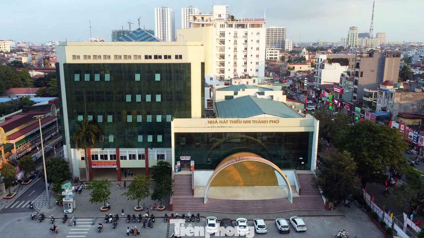 Tòa nhà 6 tầng và nhà hát thiếu nhi được TP Hải Phòng xây dựng, đưa vào hoạt động vài năm trở lại đây.