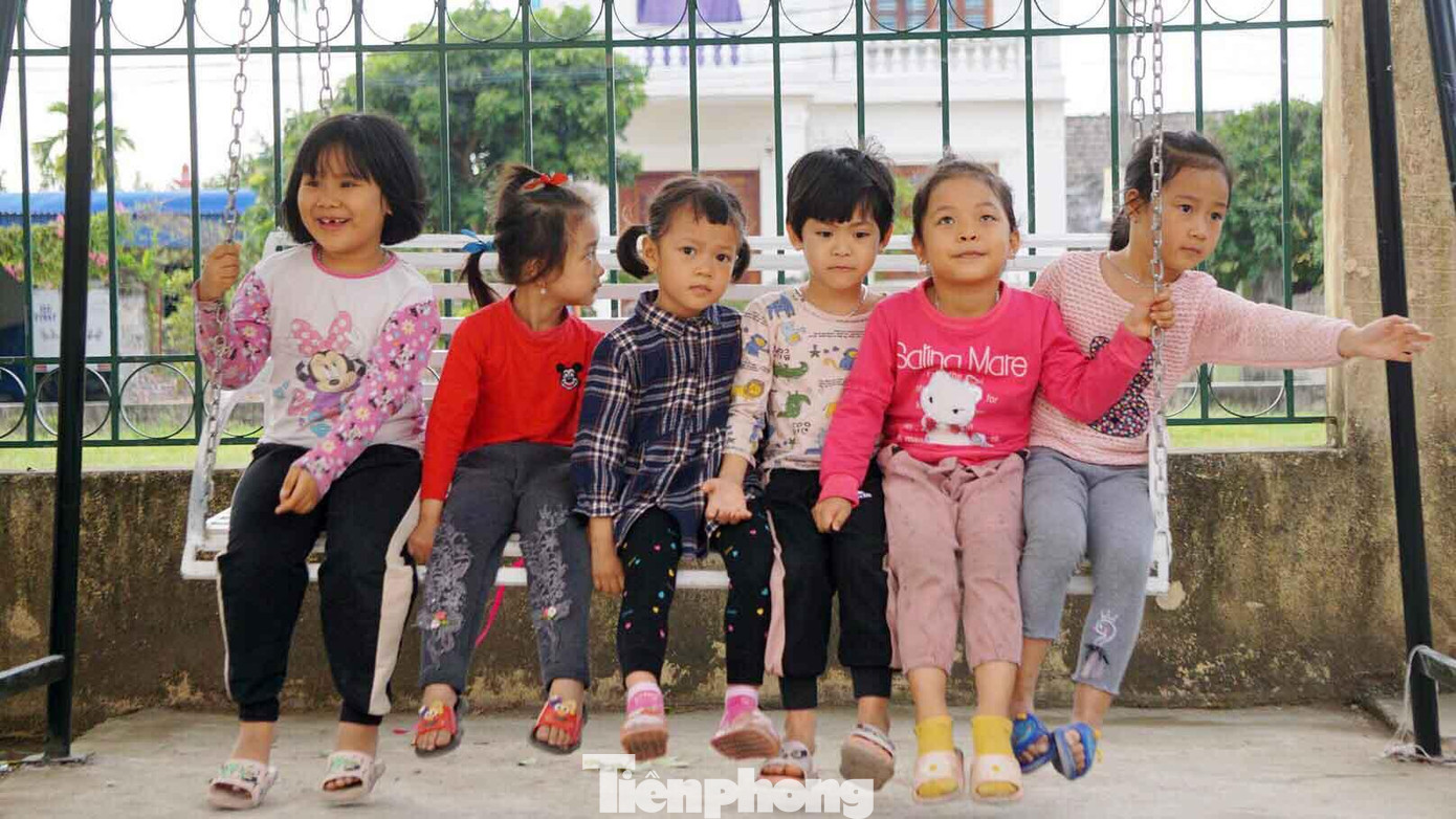 Mới đây, các Cung, Trung tâm Thanh thiếu nhi đã hoàn thành, trao tặng khu vui chơi thanh thiếu nhi tại thôn Phương Đôi, xã Thụy Hương (Kiến Thụy, Hải Phòng). Khu vui chơi này được trang bị bập bênh, ghế đu, sân bê tông, sân đánh bóng, dụng cụ tập thể dục thể thao... dành cho các em nhỏ tại địa phương.