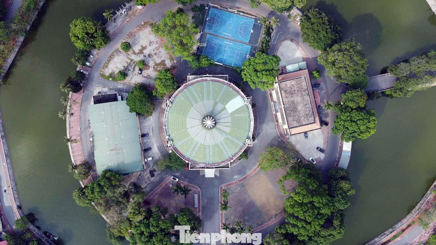 Cung VHTT Thanh niên có tổng diện tích khoảng 60.000m2, 1/3 diện tích là hồ nước bao quanh. Với kiến trúc hình lục giác được bao phủ cây xanh xung quanh, nhà văn hóa đa năng trung tâm có sức chứa tới 3.000 người là địa điểm lý tưởng tổ chức các hoạt động văn hóa nghệ thuật, thể dục thể thao quy mô lớn.