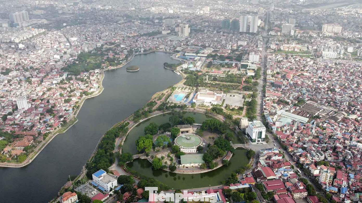 Nhìn từ trên cao, Cung VHTT Thanh niên Hải Phòng nằm gọn trong khuôn viên hồ Quần Ngựa, sát hồ An Biên. Trước năm 1945, hồ Quần Ngựa từng tồn tại một trường đua ngựa do người Pháp xây dựng. Sau khi giải phóng miền Bắc, nhà hát Nhân dân được xây dựng sau đó thay thế bằng Cung VHTT Thanh niên.