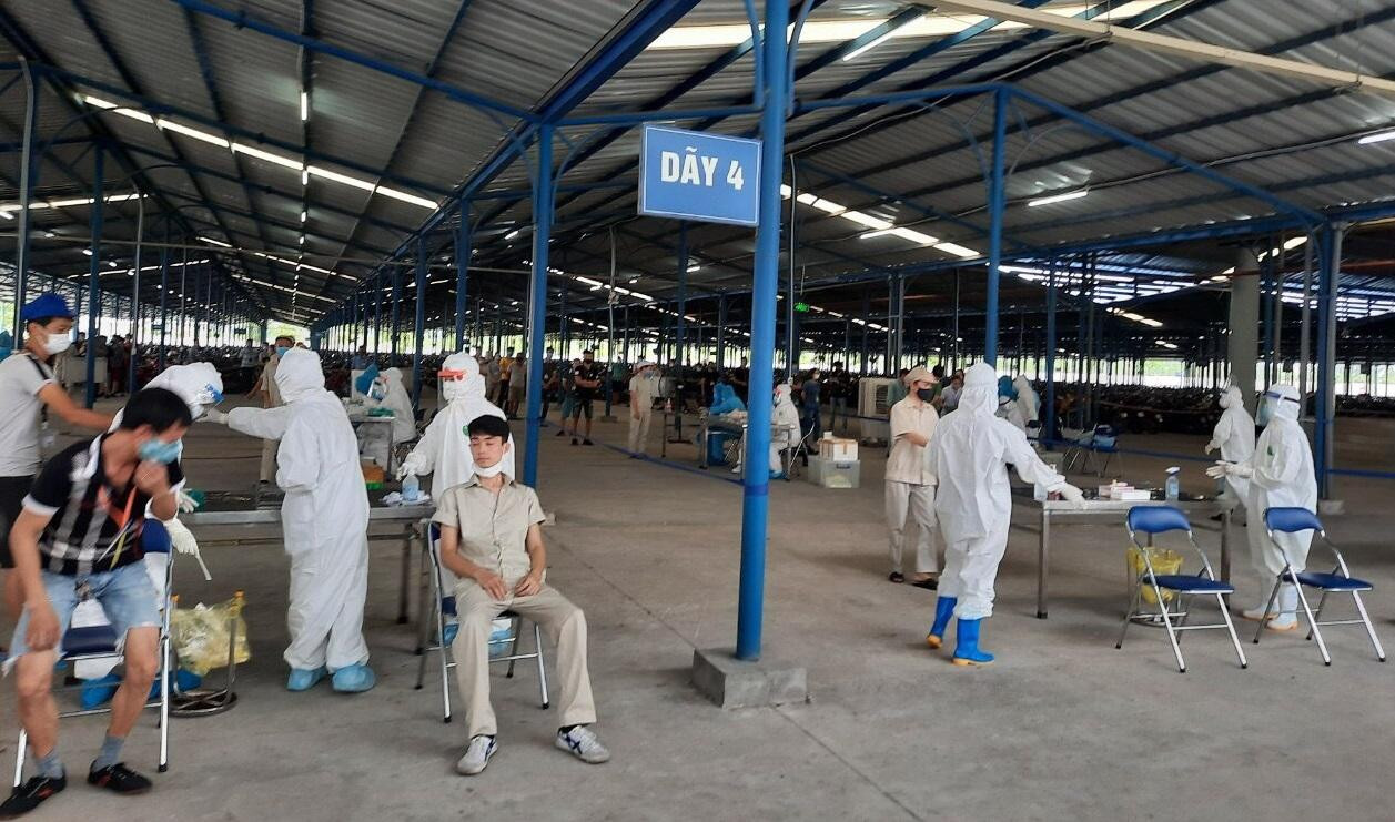 Lực lượng y tế xét nghiệm 14.000 công nhân Công ty may Tinh Lợi, ở KCN Lai Vu, huyện Kim Thành. Ảnh: HD Lực lượng y tế xét nghiệm 14.000 công nhân Công ty may Tinh Lợi, ở KCN Lai Vu, huyện Kim Thành. Ảnh: HD