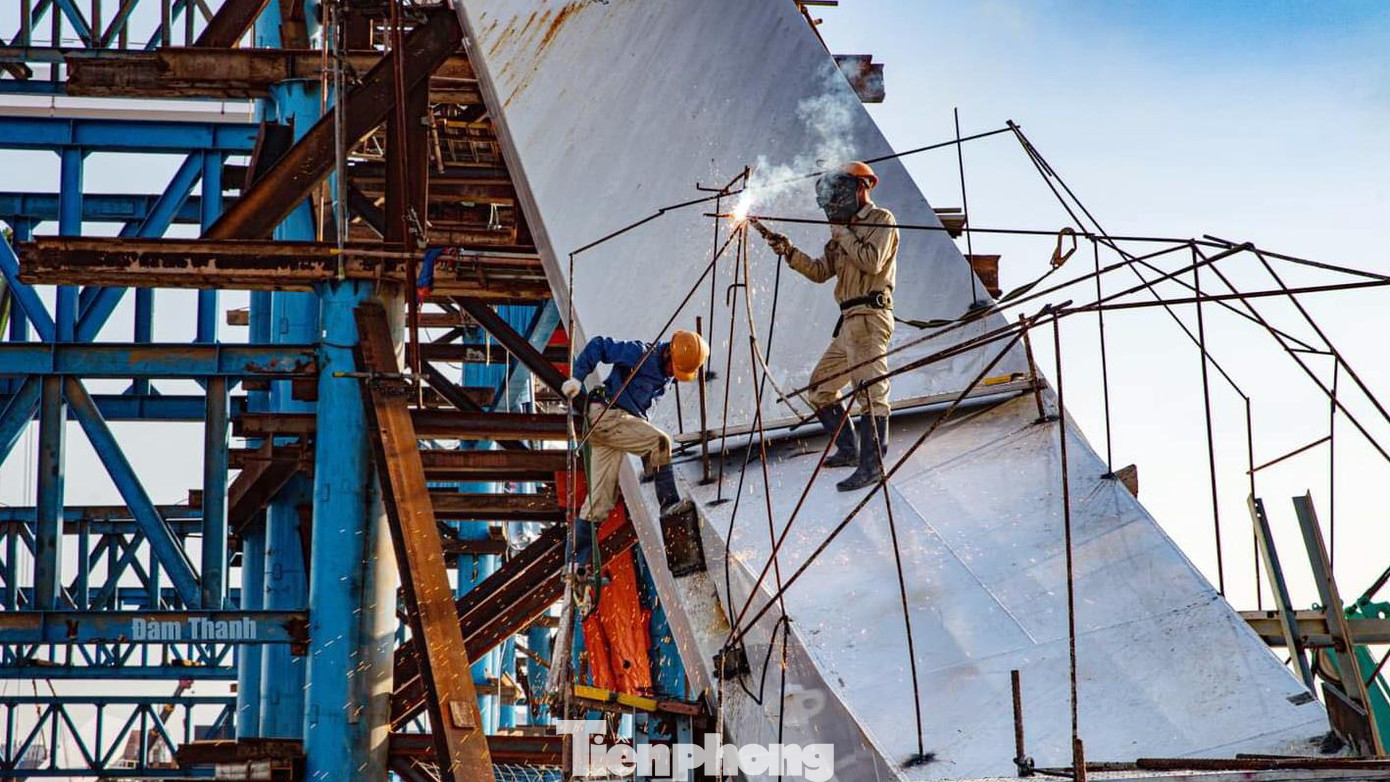 Liên danh nhà thầu đã hoàn tất 28 trụ mố cầu, cơ bản hoàn thành đúc dầm bê tông cầu chính và dầm bê tông cầu nhánh lên xuống. Đã lắp đặt gần 1.000 tấn thép vòm chính và giằng thép vòm với tổng chiều dài 264m. Liên danh nhà thầu đã hoàn tất 28 trụ mố cầu, cơ bản hoàn thành đúc dầm bê tông cầu chính và dầm bê tông cầu nhánh lên xuống. Đã lắp đặt gần 1.000 tấn thép vòm chính và giằng thép vòm với tổng chiều dài 264m.