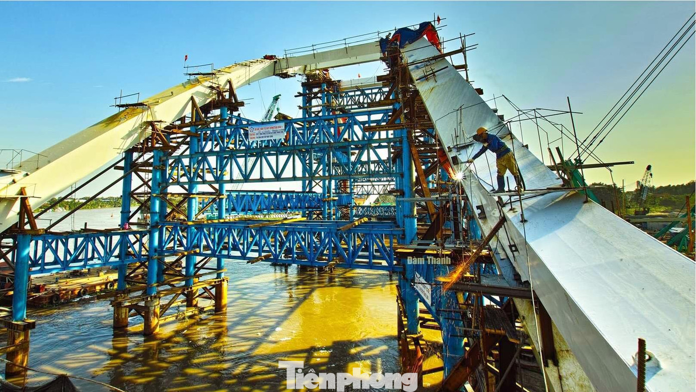 Theo thiết kế, cầu dài 456m gồm 11 nhịp dầm. Trong đó 3 vòm thép và 6 nhịp dẫn bằng dầm bản rỗng, quy mô 4 làn xe cơ giới, hai làn xe hỗn hợp và dải phân cách, vỉa hè. Theo thiết kế, cầu dài 456m gồm 11 nhịp dầm. Trong đó 3 vòm thép và 6 nhịp dẫn bằng dầm bản rỗng, quy mô 4 làn xe cơ giới, hai làn xe hỗn hợp và dải phân cách, vỉa hè.