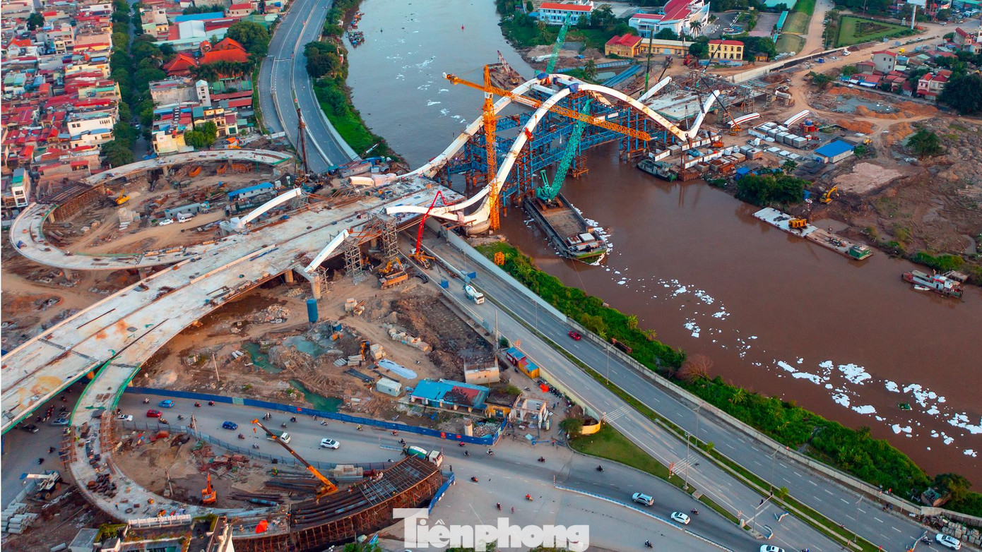 Đây là công trình giao thông cấp đặc biệt. Sau một năm thi công thần tốc, cây cầu thép vĩnh cửu này đã dần lộ diện. Đây là công trình giao thông cấp đặc biệt. Sau một năm thi công thần tốc, cây cầu thép vĩnh cửu này đã dần lộ diện.