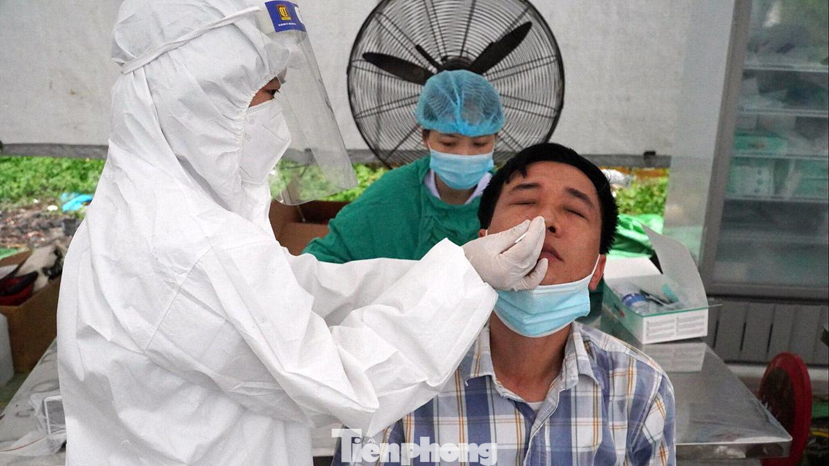 Lực lượng y tế Hải Phòng lấy mẫu xét nghiệm nhanh cho người về Hải Phòng từ tỉnh khác. Lực lượng y tế Hải Phòng lấy mẫu xét nghiệm nhanh cho người về Hải Phòng từ tỉnh khác.