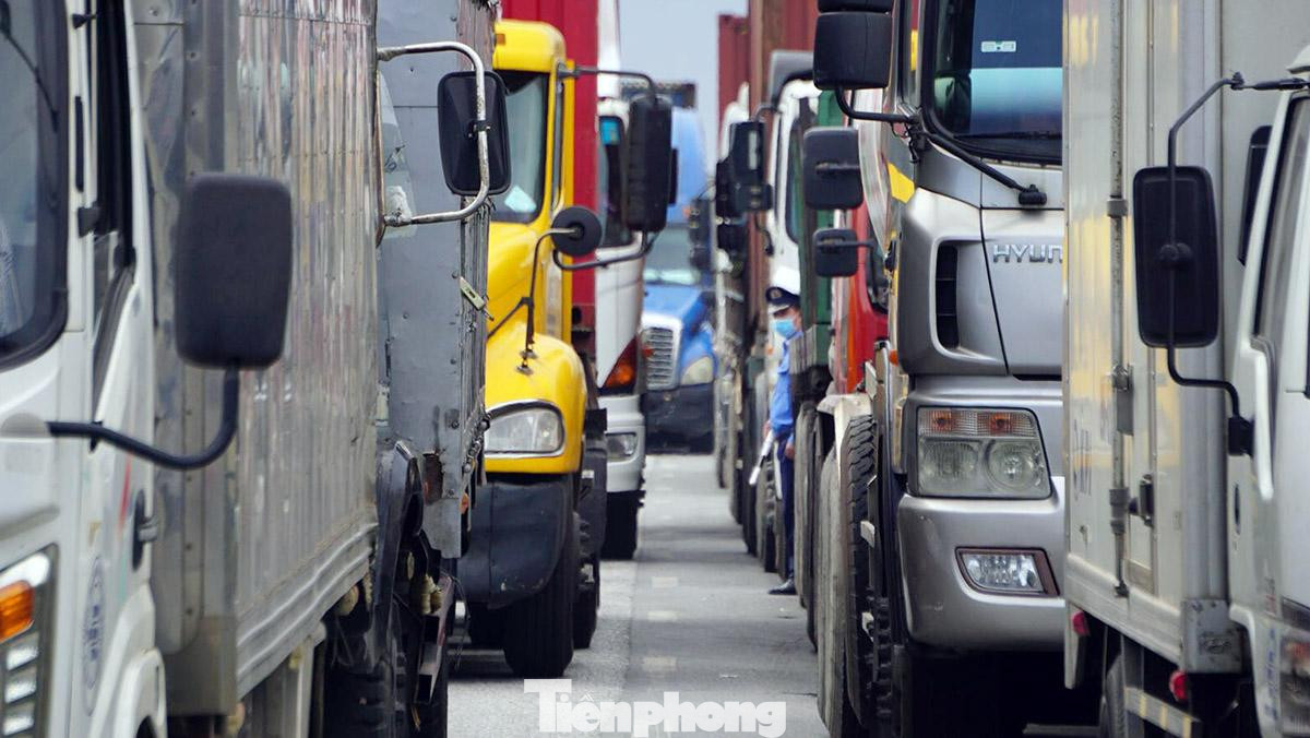 Hàng nghìn xe tải, phương tiện cá nhân xếp hàng dài trên QL5, từ ga Dụ Nghĩa (huyện An Dương, TP Hải Phòng) đến huyện Kim Thành (Hải Dương). Hàng nghìn xe tải, phương tiện cá nhân xếp hàng dài trên QL5, từ ga Dụ Nghĩa (huyện An Dương, TP Hải Phòng) đến huyện Kim Thành (Hải Dương).