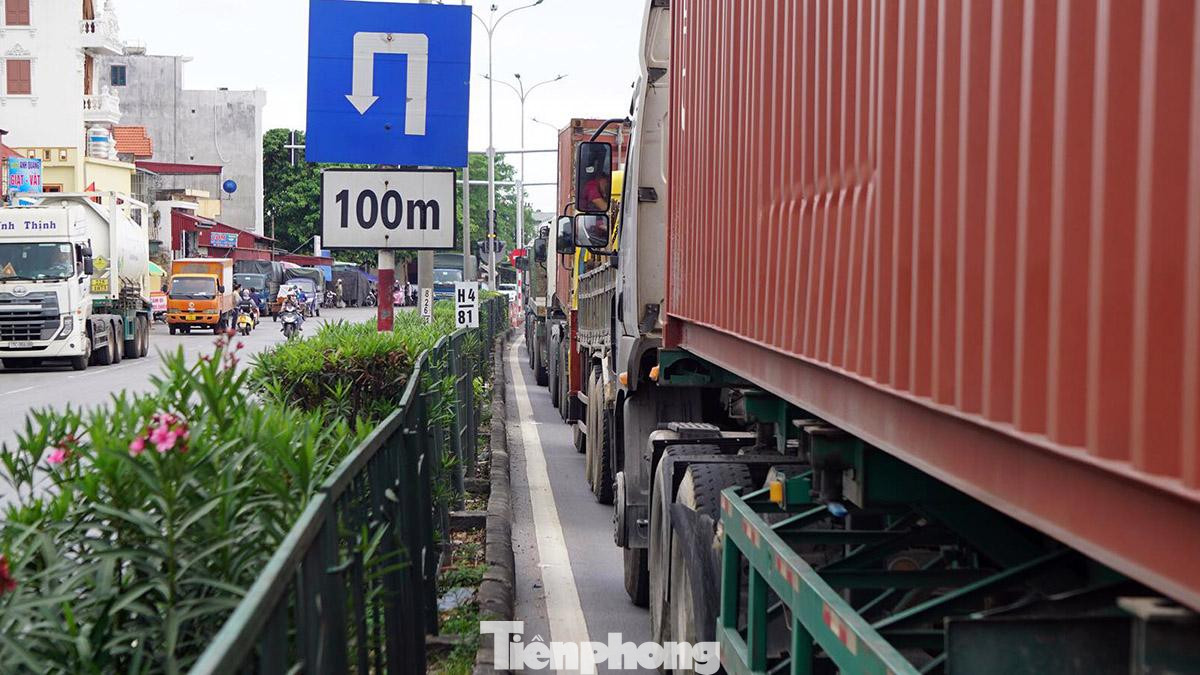 Anh Thanh (44 tuổi, quê Bắc Ninh) cho biết, anh lái xe bồn từ Bắc Ninh xuống Hải Phòng lấy hàng từ sáng 19/7. Tuy nhiên, do lượng lớn phương tiện chờ dán logo khiến QL5 ùn ứ khoảng 10km từ huyện Kim Thành (Hải Dương) đến huyện An Dương (Hải Phòng). Anh Thanh (44 tuổi, quê Bắc Ninh) cho biết, anh lái xe bồn từ Bắc Ninh xuống Hải Phòng lấy hàng từ sáng 19/7. Tuy nhiên, do lượng lớn phương tiện chờ dán logo khiến QL5 ùn ứ khoảng 10km từ huyện Kim Thành (Hải Dương) đến huyện An Dương (Hải Phòng).
