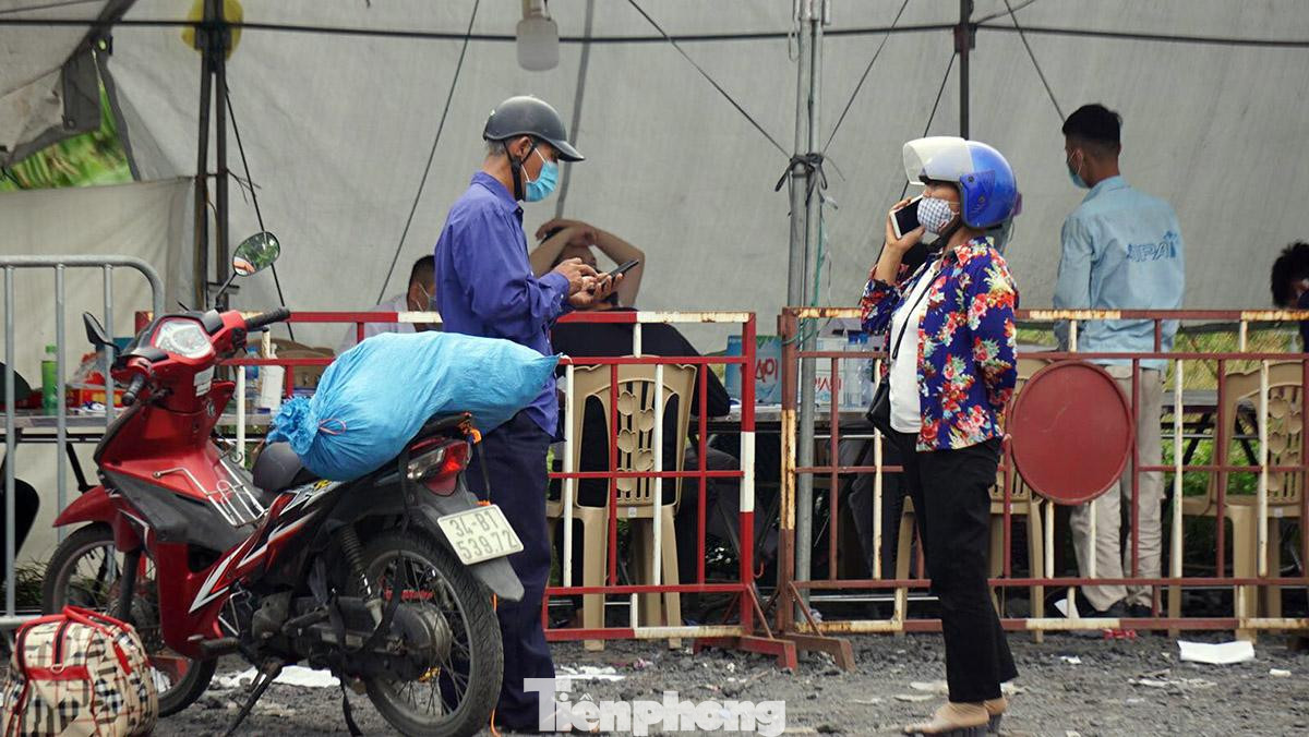 Một số người dân di chuyển bằng xe máy từ ngoại tỉnh về TP Hải Phòng sau khi xét nghiệm chờ đợi kết quả để được trở về. Một số người dân di chuyển bằng xe máy từ ngoại tỉnh về TP Hải Phòng sau khi xét nghiệm chờ đợi kết quả để được trở về.