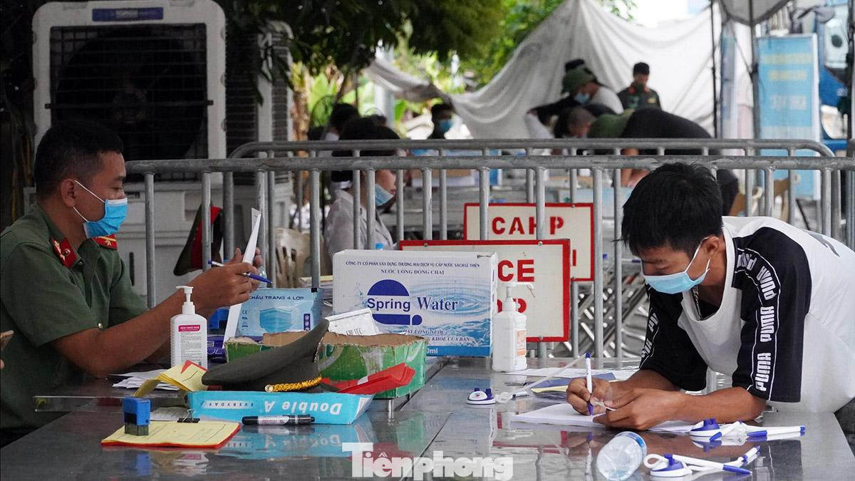 Đối với người dân trở về từ ngoại tỉnh, lực lượng chức năng yêu cầu khai báo y tế, xét nghiệm nhanh nếu chưa có phiếu kết quả xét nghiệm âm tính SARS-CoV-2. Đối với người dân trở về từ ngoại tỉnh, lực lượng chức năng yêu cầu khai báo y tế, xét nghiệm nhanh nếu chưa có phiếu kết quả xét nghiệm âm tính SARS-CoV-2.