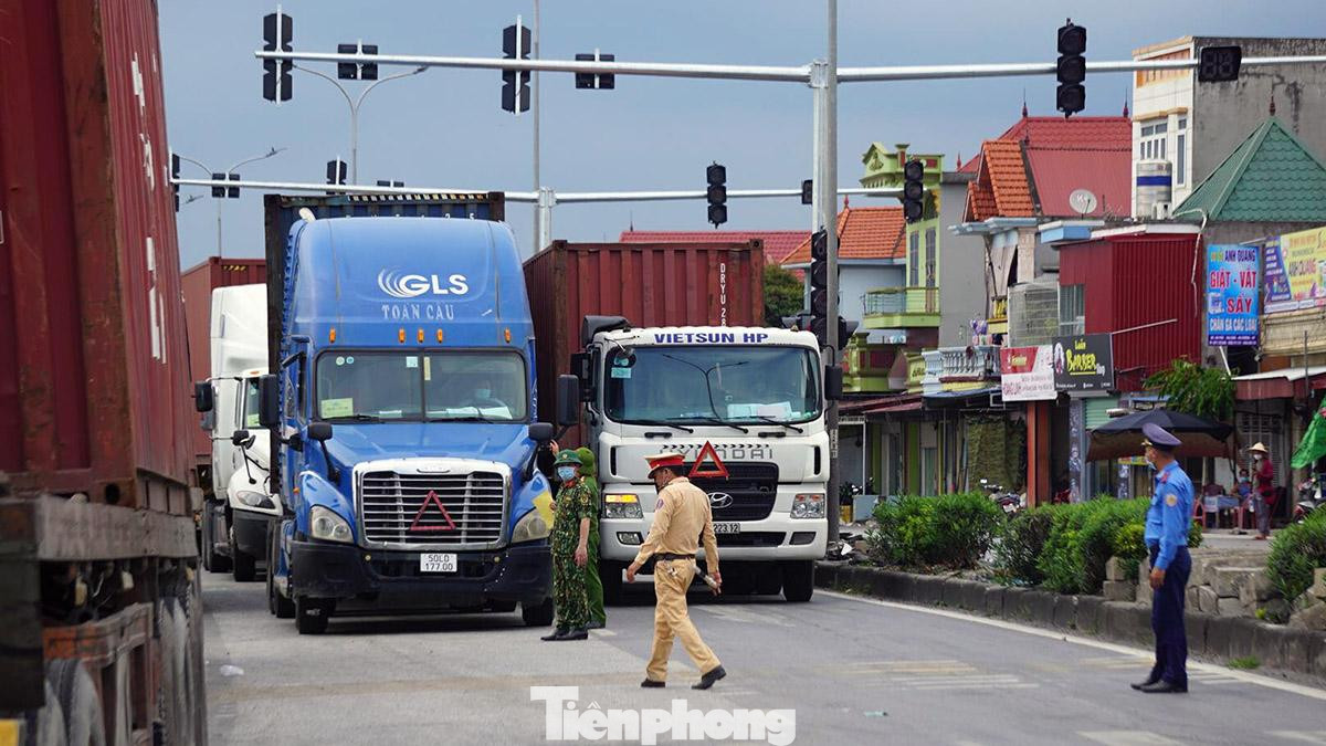 Ghi nhận của Tiền Phong ngày 19/7, tại chốt kiểm soát COVID-19 trên QL5, đoạn qua ga Dụ Nghĩa thuộc huyện An Dương (TP Hải Phòng), lực lượng chức năng làm nhiệm vụ trong điều kiện thời tiết nắng nóng và lưu lượng phương tiện rất lớn. Ghi nhận của Tiền Phong ngày 19/7, tại chốt kiểm soát COVID-19 trên QL5, đoạn qua ga Dụ Nghĩa thuộc huyện An Dương (TP Hải Phòng), lực lượng chức năng làm nhiệm vụ trong điều kiện thời tiết nắng nóng và lưu lượng phương tiện rất lớn.