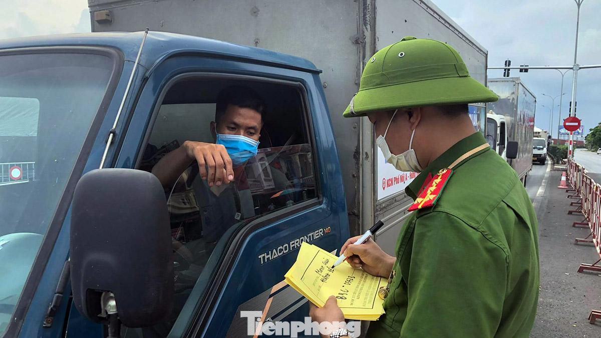 Sau khi tài xế xe tải khai báo, tổ cảnh sát phân loại và cấp lo go đỏ (nhóm nguy cơ cao) và logo vàng (nhóm nguy cơ) để phương tiện có thể lưu thông và lực lượng chức năng thuận lợi trong việc kiểm soát. Sau khi tài xế xe tải khai báo, tổ cảnh sát phân loại và cấp lo go đỏ (nhóm nguy cơ cao) và logo vàng (nhóm nguy cơ) để phương tiện có thể lưu thông và lực lượng chức năng thuận lợi trong việc kiểm soát.