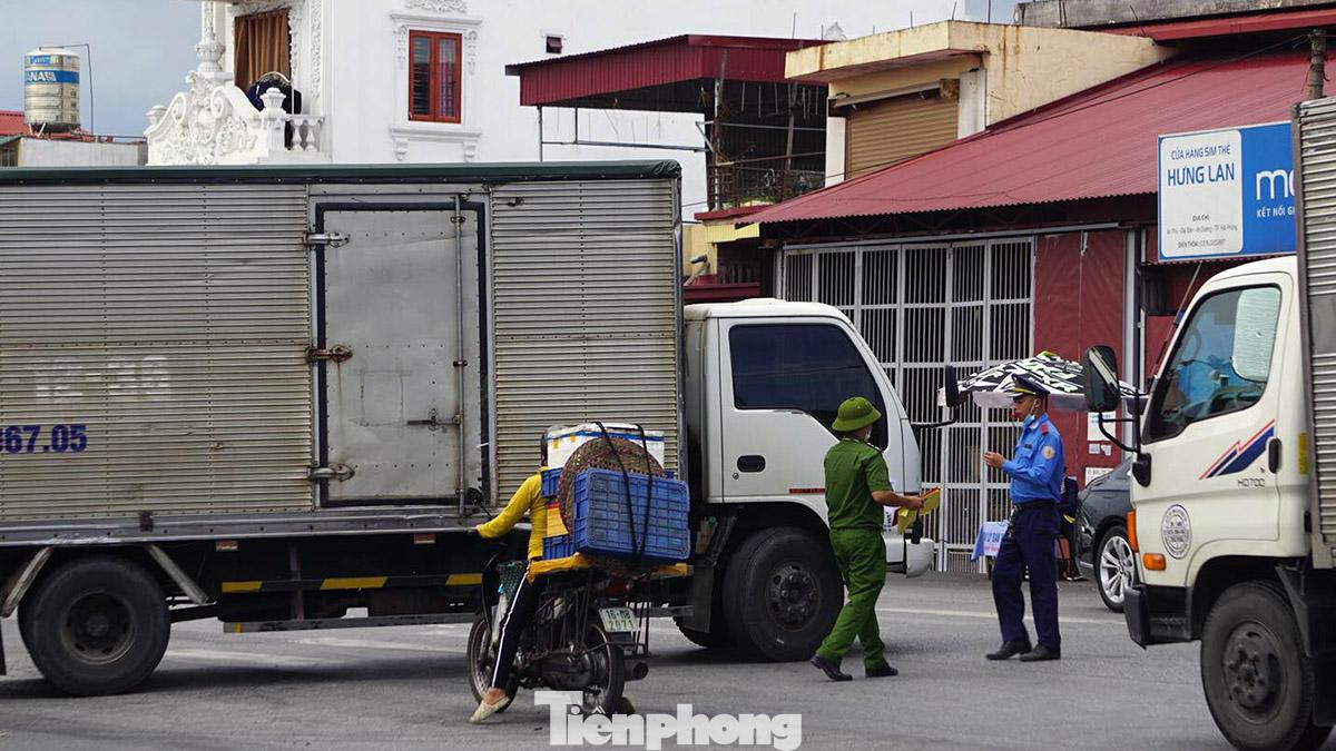 Trong khi đó, một số tài xế phải quay đầu do không đáp ứng các yêu cầu về phòng chống dịch. Trong khi đó, một số tài xế phải quay đầu do không đáp ứng các yêu cầu về phòng chống dịch.