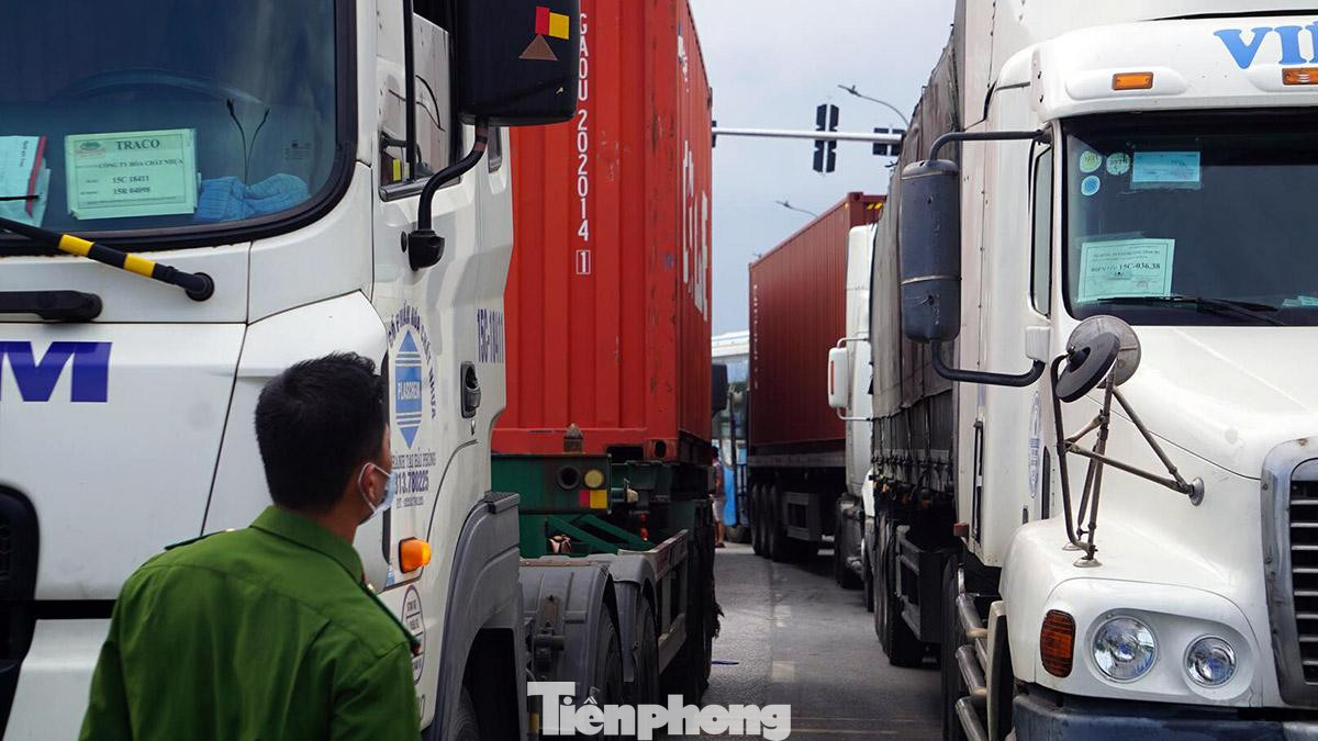 Cảnh sát dừng xe yêu cầu tài xế khai báo y tế, lịch trình di chuyển từ đó phân loại nhóm nguy cơ cao, nhóm nguy cơ. Cảnh sát dừng xe yêu cầu tài xế khai báo y tế, lịch trình di chuyển từ đó phân loại nhóm nguy cơ cao, nhóm nguy cơ.