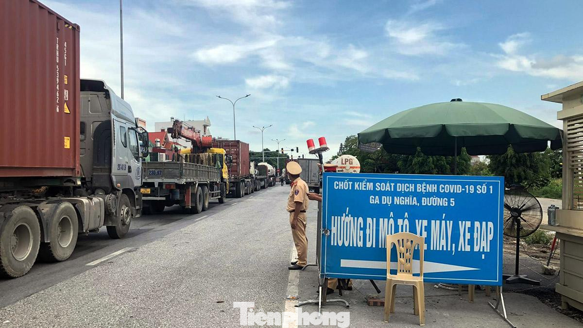 Cũng theo ghi nhận, do lượng lớn phương tiện và người dân có nhu cầu vào TP Hải Phòng trên QL5 dẫn đến tình trạng quá tải, phương tiện ùn ứ hàng km chờ dán logo và xét nghiệm nhanh SARS-CoV-2. Cũng theo ghi nhận, do lượng lớn phương tiện và người dân có nhu cầu vào TP Hải Phòng trên QL5 dẫn đến tình trạng quá tải, phương tiện ùn ứ hàng km chờ dán logo và xét nghiệm nhanh SARS-CoV-2.