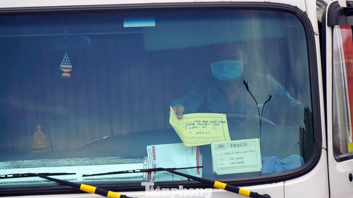 "Sau 4 giờ chờ đợi, tôi cũng dán được logo vàng cho xe và thông chốt. Dù phải chờ đợi khá lâu, tuy nhiên tôi vẫn chấp nhận vì đảm bảo an toàn, tuân thủ quy định phòng chống dịch", anh Thanh nói. "Sau 4 giờ chờ đợi, tôi cũng dán được logo vàng cho xe và thông chốt. Dù phải chờ đợi khá lâu, tuy nhiên tôi vẫn chấp nhận vì đảm bảo an toàn, tuân thủ quy định phòng chống dịch", anh Thanh nói.