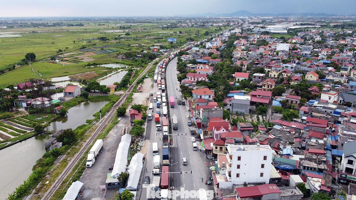 Chiều 19/7, lực lượng chức năng TP Hải Phòng tiếp tục triển khai dán logo phân luồng phương tiện nhóm nguy cơ cao để kiểm soát tài xế, nhằm ngăn chặn dịch bệnh lây lan. Theo chỉ đạo mới của TP Hải Phòng sáng cùng ngày, tài xế và phương tiện từ Hà Nội về Hải Phòng và ngược lại chuyển từ nhóm nguy cơ sang nhóm nguy cơ cao. Chiều 19/7, lực lượng chức năng TP Hải Phòng tiếp tục triển khai dán logo phân luồng phương tiện nhóm nguy cơ cao để kiểm soát tài xế, nhằm ngăn chặn dịch bệnh lây lan. Theo chỉ đạo mới của TP Hải Phòng sáng cùng ngày, tài xế và phương tiện từ Hà Nội về Hải Phòng và ngược lại chuyển từ nhóm nguy cơ sang nhóm nguy cơ cao.