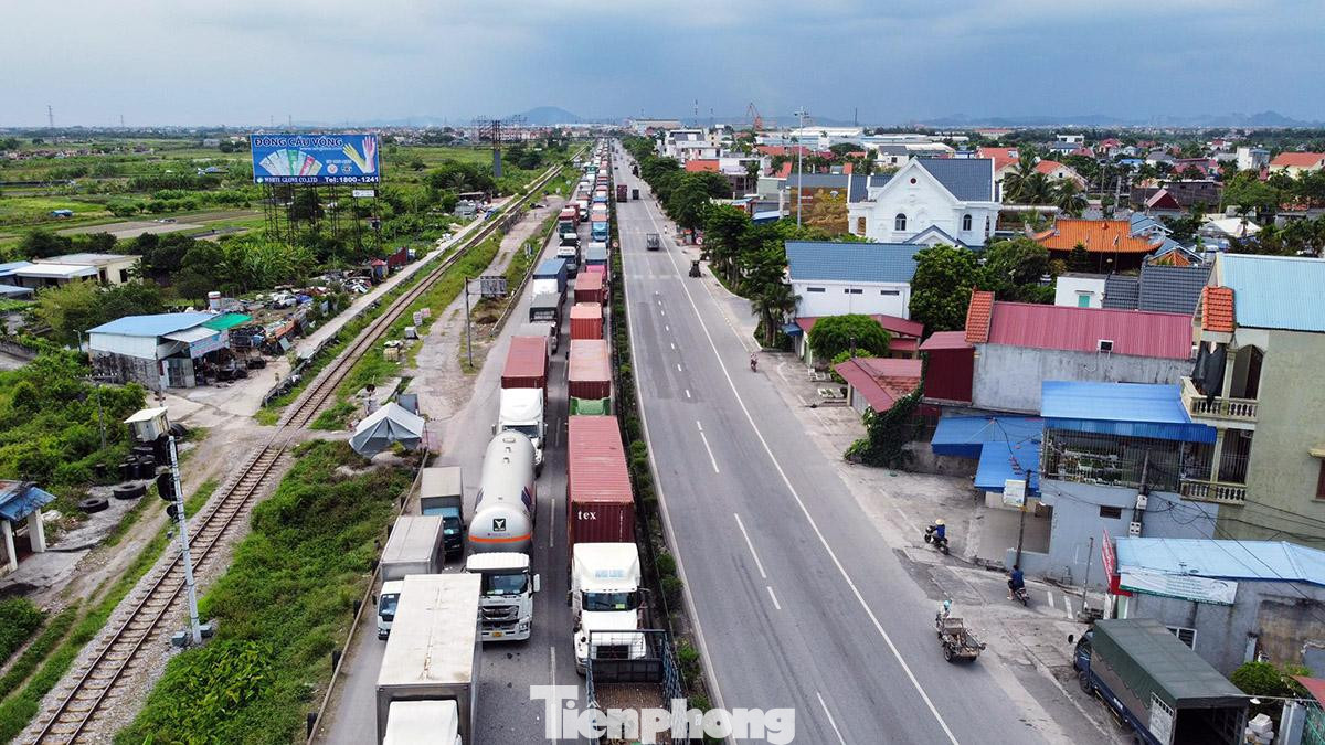 Lực lượng liên ngành tại các chốt kiểm soát COVID-19 tại cửa ngõ TP Hải Phòng cũng tổ chức kiểm soát chặt việc khai báo y tế và phiếu kết quả xét nghiệm SARS-CoV-2 âm tính trong vòng 48 giờ của tài xế, phụ lái đường dài. Lực lượng liên ngành tại các chốt kiểm soát COVID-19 tại cửa ngõ TP Hải Phòng cũng tổ chức kiểm soát chặt việc khai báo y tế và phiếu kết quả xét nghiệm SARS-CoV-2 âm tính trong vòng 48 giờ của tài xế, phụ lái đường dài.