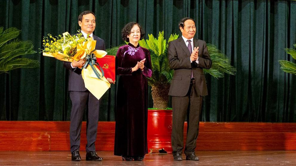 Bà Trương Thị Mai - Trưởng ban Tổ chức TƯ trao quyết định và tặng hoa chúc mừng tân Bí thư Thành ủy Hải Phòng. Ảnh: Nguyễn Tuấn Anh