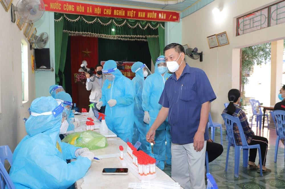 Ông Nguyễn Văn Tùng - Chủ tịch UBND TP Hải Phòng kiểm tra công tác phòng chống dịch tại huyện Tiên Lãng ngày 29/11. Ảnh: Đàm Thanh Ông Nguyễn Văn Tùng - Chủ tịch UBND TP Hải Phòng kiểm tra công tác phòng chống dịch tại huyện Tiên Lãng ngày 29/11. Ảnh: Đàm Thanh