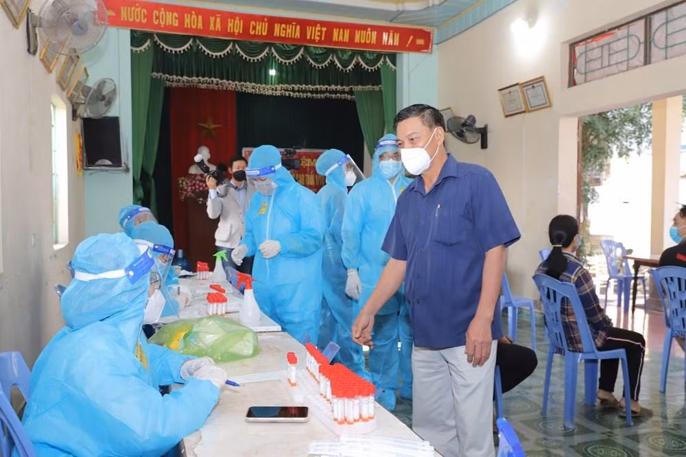 Lãnh đạo TP Hải Phòng kiểm tra công tác xét nghiệm cho người dân tại huyện Tiên Lãng. Lãnh đạo TP Hải Phòng kiểm tra công tác xét nghiệm cho người dân tại huyện Tiên Lãng.