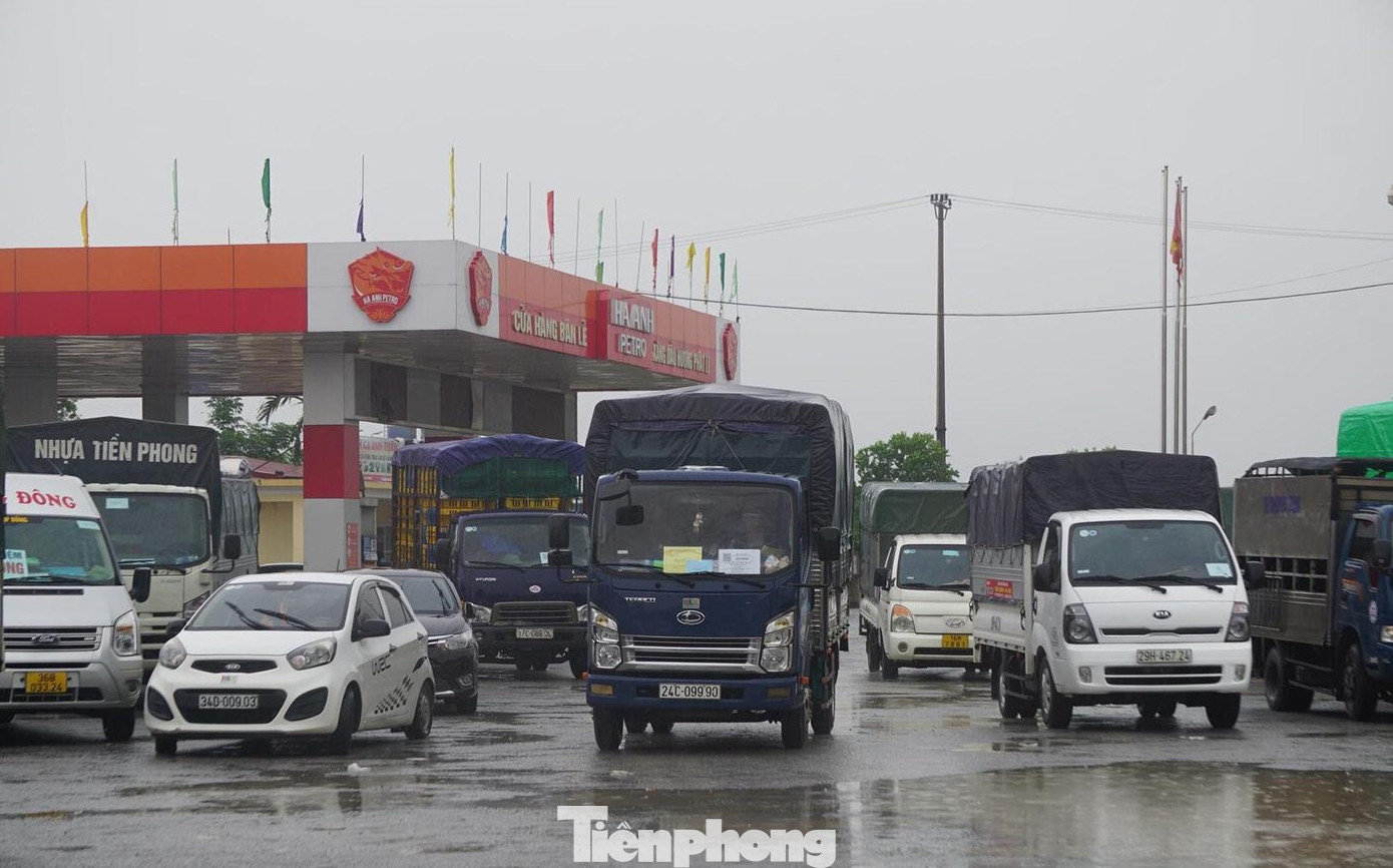 Ghi nhận tại chốt kiểm soát trên QL10, khu vực cầu Nghìn (huyện Vĩnh Bảo, TP Hải Phòng), lực lượng liên ngành dừng toàn bộ phương tiện, yêu cầu tài xế và người dân khai báo y tế để phân loại và áp dụng các biện pháp cách ly (nếu có) đối với người về từ vùng nguy cơ rất cao, nguy cơ cao.