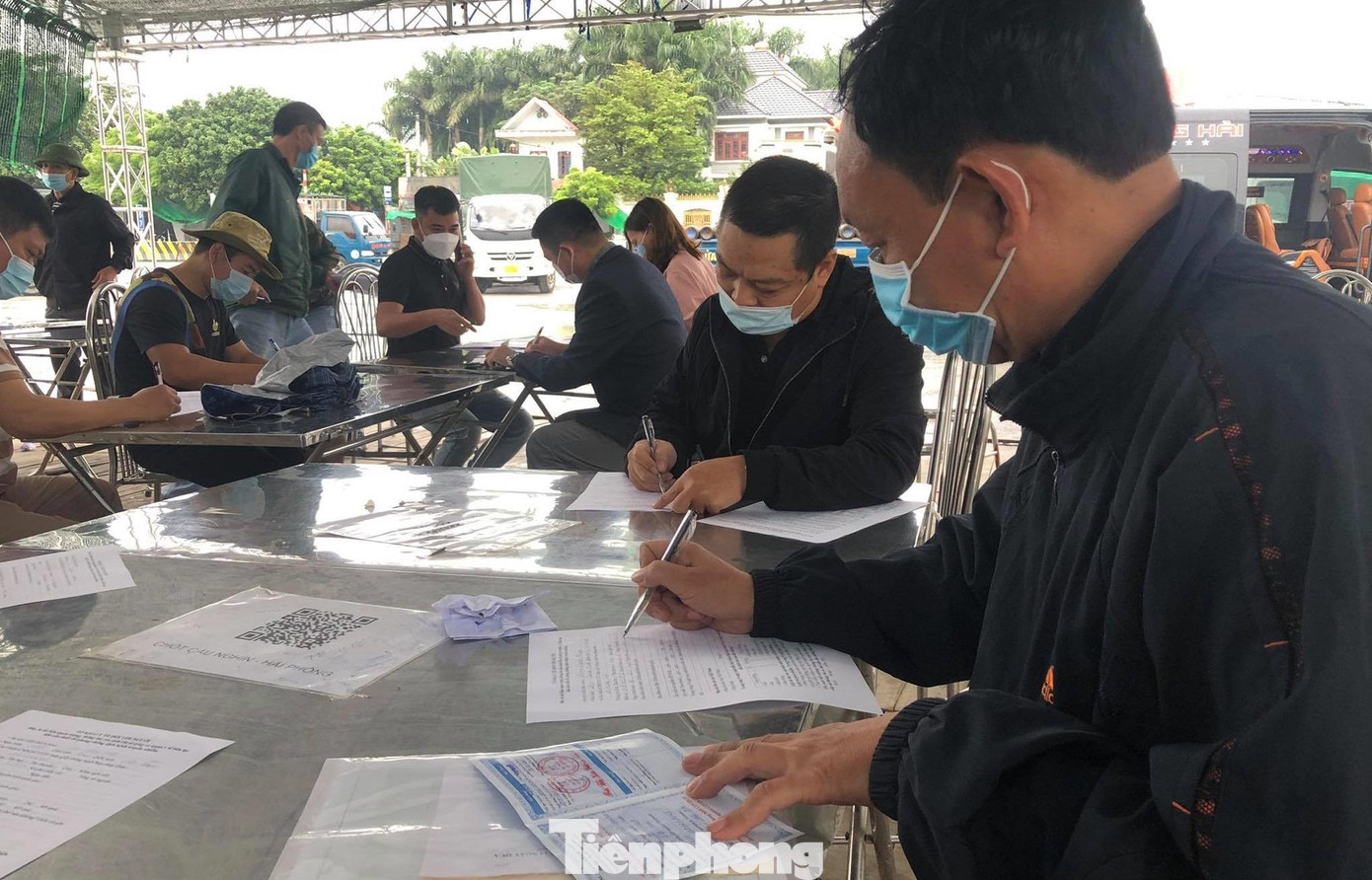 Anh Đoàn Văn Huyện (SN 1992, ở Hải Phòng) cho biết, hai ngày trước anh đi làm xét nghiệm SARS-CoV-2 để chở hàng qua Thái Bình và Hà Nam. "Hôm nay (15/10), khi trở về tôi vẫn phải trình giấy xét nghiệm tại cầu Thái Hà (nối Thái Bình - Hà Nam). Đến chốt cầu Nghìn (khu vực địa phận Hải Phòng) thì lực lượng chức năng chỉ yêu cầu khai báo y tế".