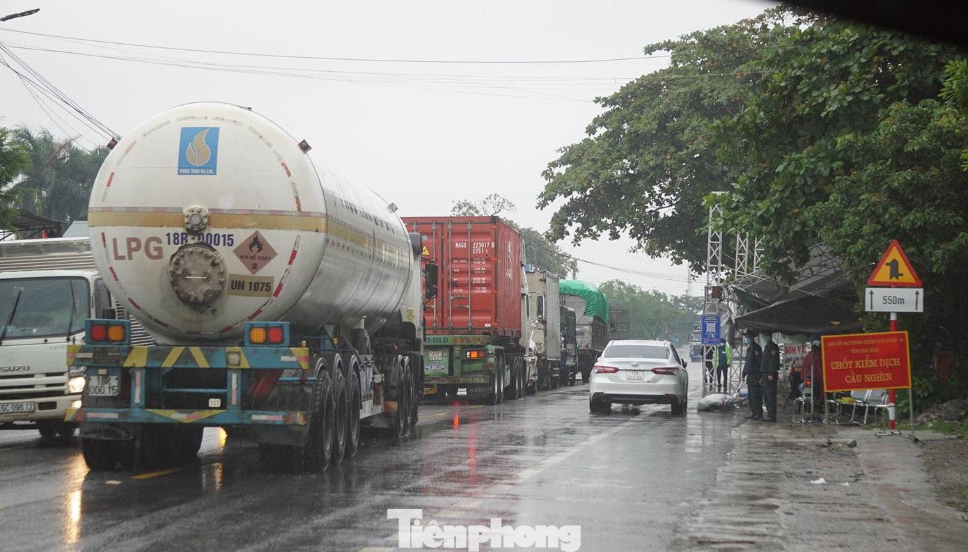 Cách đó không xa, khu vực cầu Nghìn, đoạn thuộc địa phận tỉnh Thái Bình, lực lượng chức năng tỉnh này yêu cầu toàn bộ người đến từ Hải Phòng phải trình giấy xét nghiệm âm tính SARS-CoV-2 mới được lưu thông.