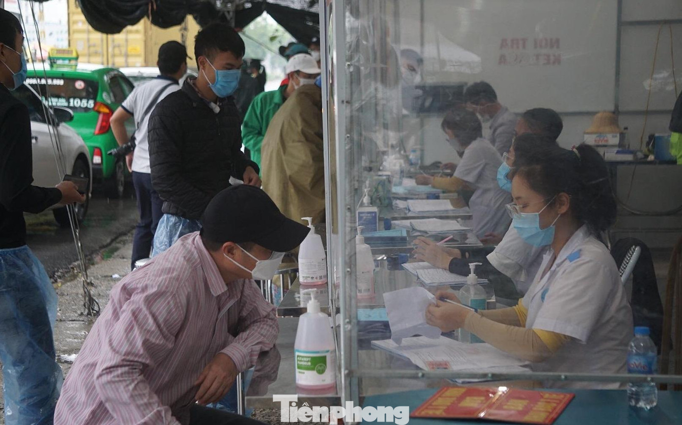 Nhiều người dân đã tiêm đủ liều vắc xin thắc mắc về việc Hải Phòng là vùng bình thường mới, không có dịch COVID-19 tuy nhiên lực lượng chức năng tại chốt kiểm soát cầu Nghìn (thuộc địa phận tỉnh Thái Bình) vẫn yêu cầu quay xe nếu không có xét nghiệm âm tính SARS-CoV-2.