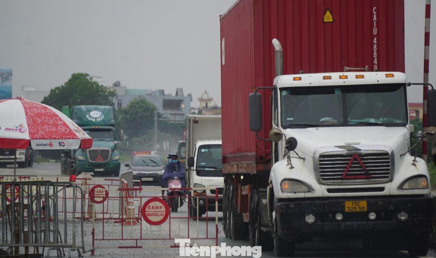 Ngày 15/10, ngày đầu TP Hải Phòng bỏ quy định người dân ra vào thành phố phải trình xét nghiệm SARS-CoV-2 tại các chốt kiểm soát ở cửa ngõ thành phố.