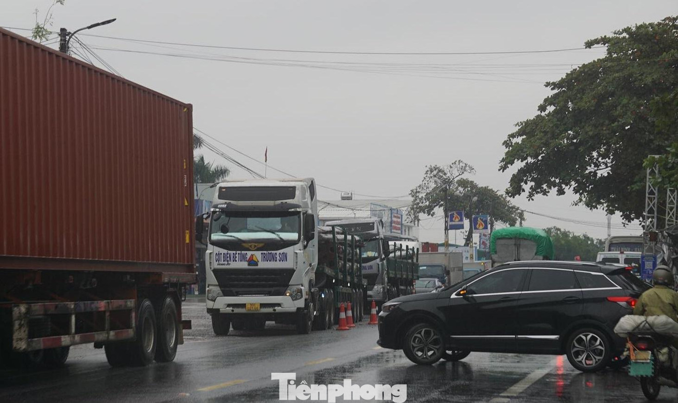 Nhiều tài xế quay đầu trở về Hải Phòng trên QL10, đoạn qua chốt kiểm soát cầu Nghìn (khu vực thuộc địa phận tỉnh Thái Bình) vì không trình giấy xét nghiệm âm tính SARS-CoV-2.