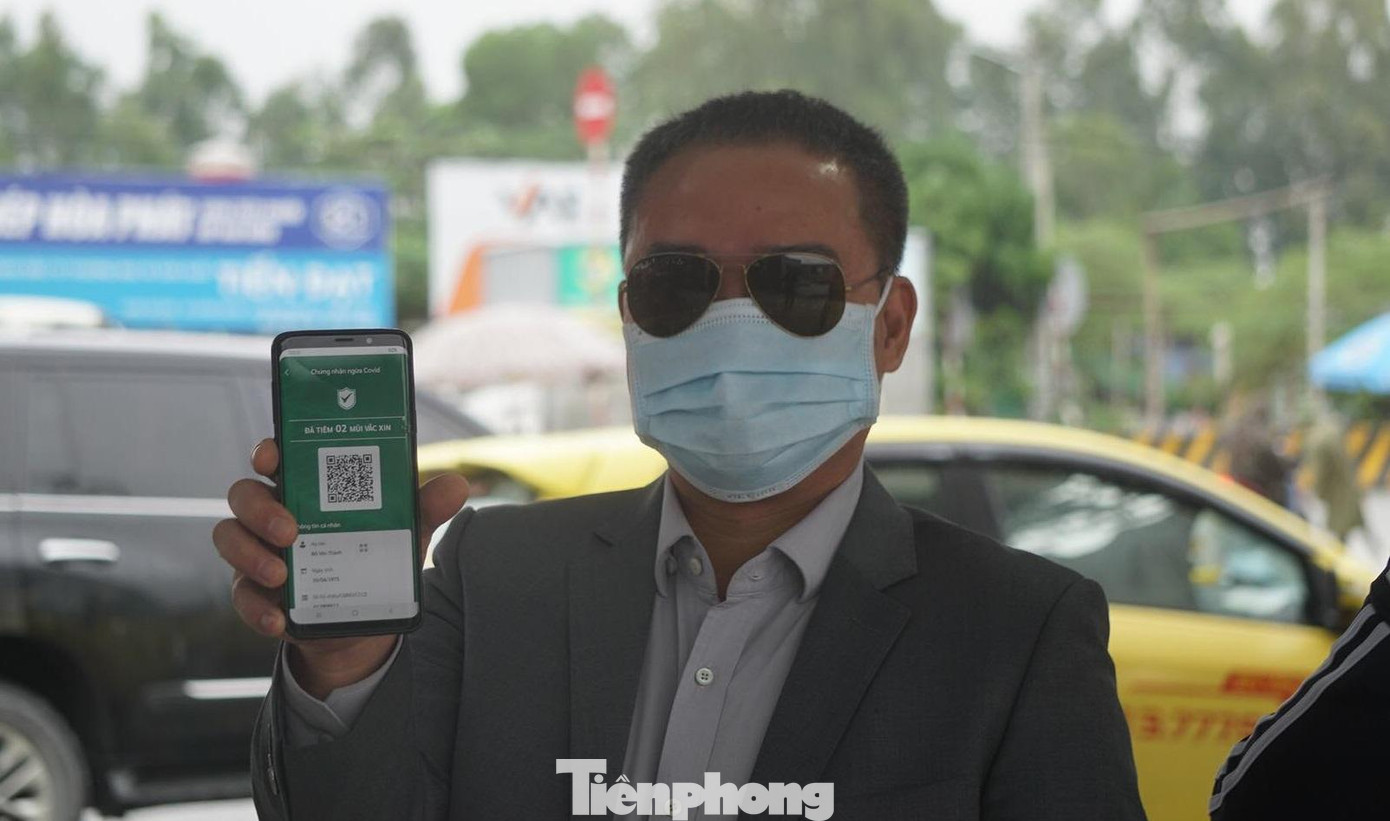 Anh Đỗ Văn Thành (SN 1975) cho biết, anh đã quét mã QR và có xác nhận đã tiêm 2 mũi vắc xin phòng COVID-19. Tuy nhiên tổ kiểm soát không chấp nhận khai báo điện tử và yêu cầu làm tờ khai y tế viết tay. "Tôi cho rằng, trên QL10, lưu lượng phương tiện và người ra vào Hải Phòng rất lớn, việc khai báo điện tử sẽ tiết kiệm thời gian cho cả người dân và lực lượng chức năng", anh Thành cho hay.