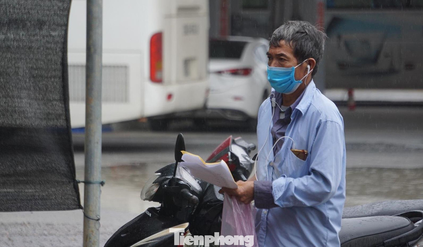 Nhiều tài xế mang theo cả giấy xét nghiệm, giấy đi đường, giấy xác nhận tiêm vắc xin phòng COVID-19 vào chốt kiểm soát khai báo.