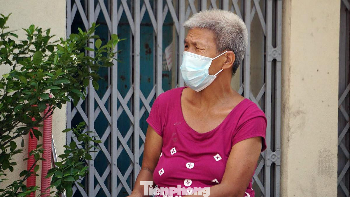 Nhiều người cư trú trong ngõ 512 Nguyễn Văn Linh (phường Vĩnh Niệm, quận Lê Chân) gòm cả người cao tuổi và trẻ nhỏ chờ được khai báo, lấy mẫu xét nghiệm. Nhiều người cư trú trong ngõ 512 Nguyễn Văn Linh (phường Vĩnh Niệm, quận Lê Chân) gòm cả người cao tuổi và trẻ nhỏ chờ được khai báo, lấy mẫu xét nghiệm.