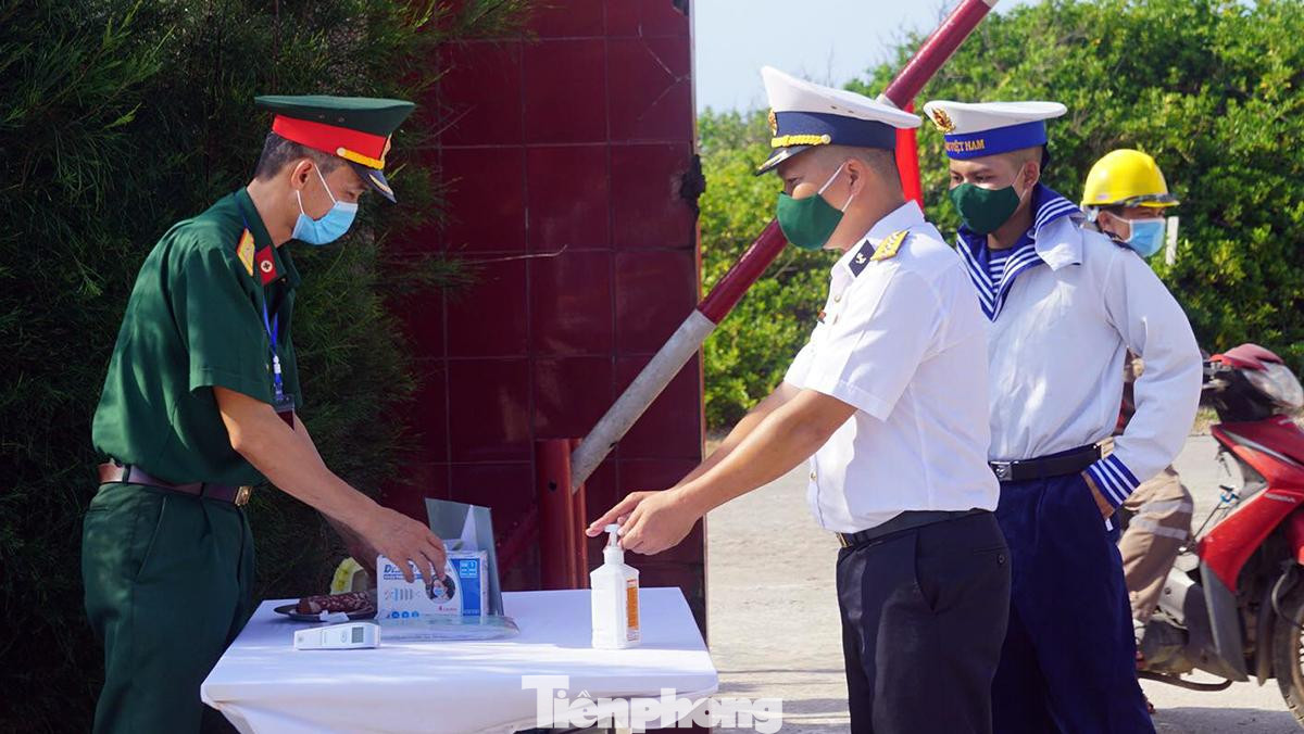 Tại Ban chỉ huy quân sự huyện Bạch Long Vĩ, ngoài cán bộ chỉ huy, nhiều cử tri là thủy thủ, hải quân tới bỏ phiếu. Đại úy Đào Hồng Anh - Thủy thủ trưởng tàu 636 Hải đội 113, Lữ đoàn 170 Hải Quân cho biết, toàn bộ thủy thủ trên tàu cập bến cảng huyện đảo để thực hiện quyền công dân. Ngay sau khi bỏ phiếu, đơn vị sẽ tiếp tục ra khơi thực hiện nhiệm vụ huấn luyện, trinh sát.