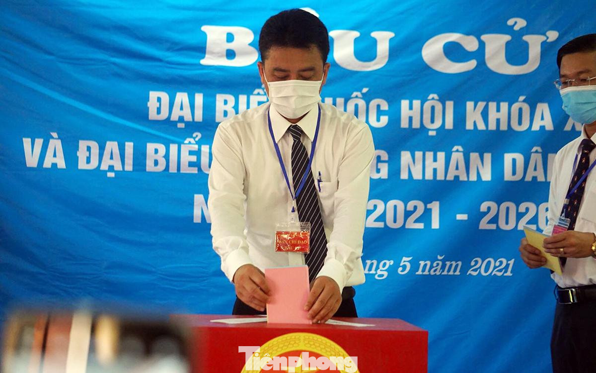 Ông Trần Quang Tường - Bí thư Huyện ủy, Chủ tịch UBND huyện Bạch Long Vĩ tham gia bỏ phiếu.