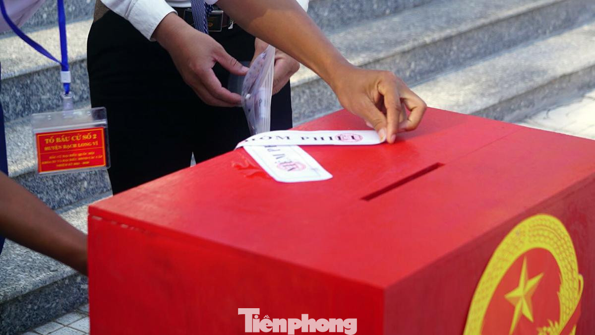 Niêm phong hòm phiếu công khai trước toàn thể cử tri.