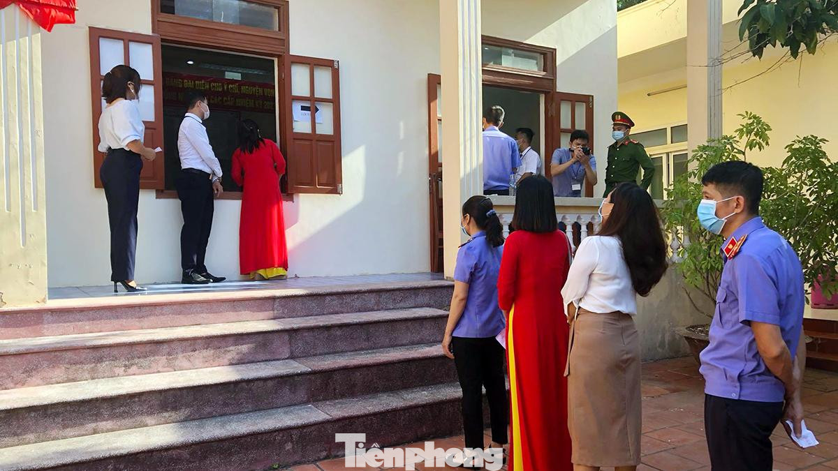 Các điểm tổ chức bầu cử thực hiện nghiêm quy định phòng chống dịch, mỗi lượt tiếp 3 cử tri vào bỏ phiếu.