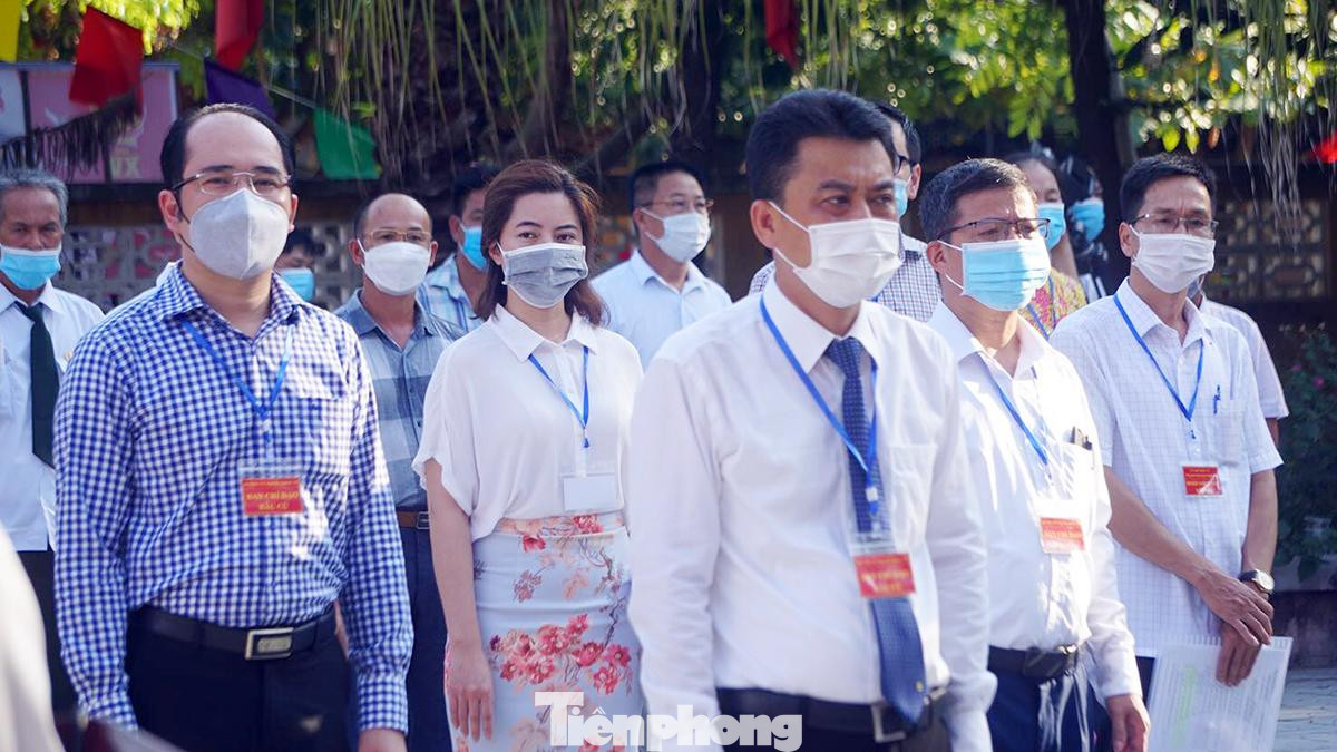 Các cử tri, đoàn giám sát theo dõi công tác tổ chức, điều hành bầu cử tại điểm bầu cử số 2, huyện đảo Bạch Long Vĩ. Huyện đảo Bạch Long Vĩ là nơi tổ chức bầu cử đầu tiên tại TP Hải Phòng, là một trong những điểm tổ chức bầu cử sớm nhất cả nước.