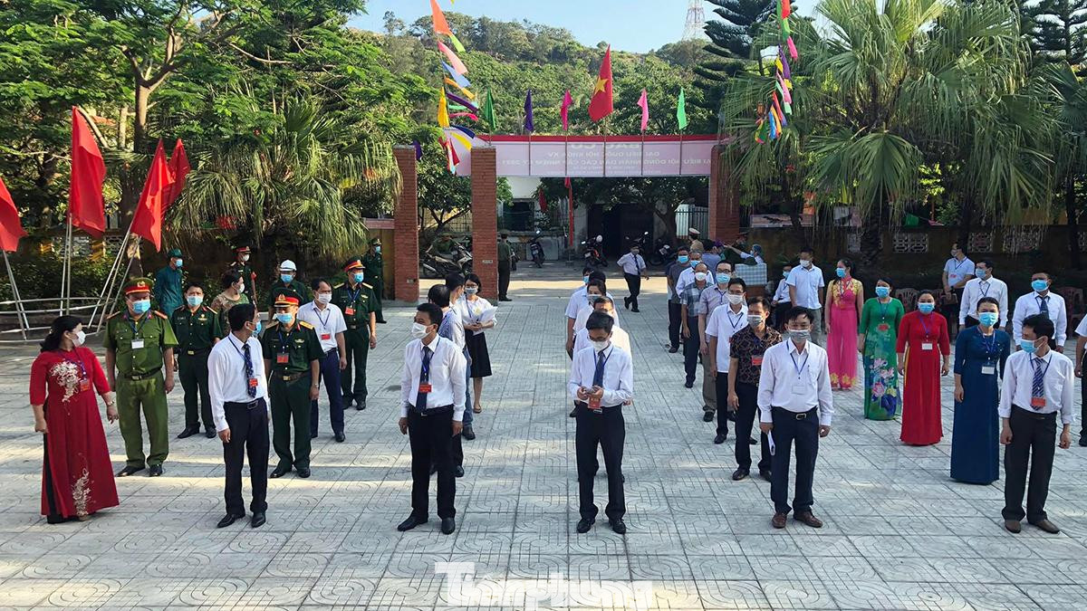 7h ngày 22/5, huyện đảo Bạch Long Vĩ (TP Hải Phòng) tổ chức bầu cử ĐBQH khóa XV, HĐND các cấp nhiệm kỳ 2021-2026 tại 6 địa điểm. Sau lễ chào cờ, đại diện lãnh đạo huyện, tổ bầu cử thông báo lại nội quy, kiểm tra hòm phiếu công khai trước đông đảo cử tri.