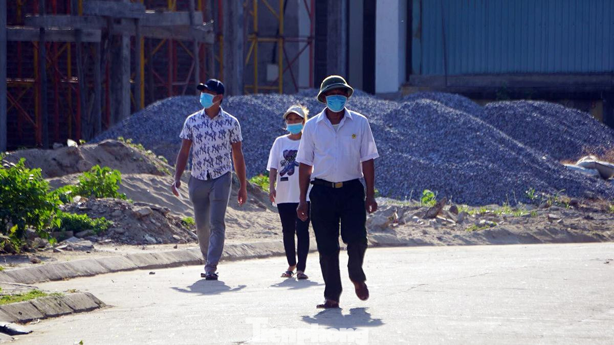 Các cử tri trên huyện đảo Bạch Long Vĩ lần lượt đi theo nhóm lẻ vào điểm bầu cử, thực hiện quyền công dân.