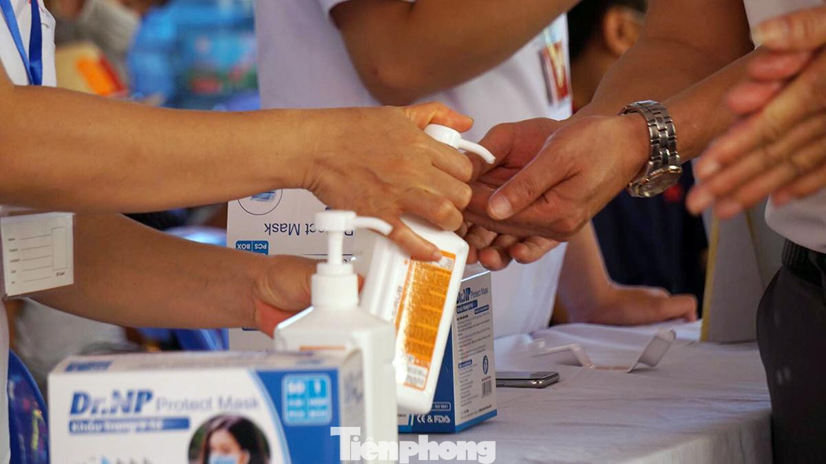 Tất cả 6 điểm tổ chức bầu cử trên huyện đảo đều được trang bị nước sát khuẩn rửa tay, khẩu trang y tế và có cán bộ y tế đo thân nhiệt, hướng dẫn các biện pháp phòng chống dịch khi đi bầu cử.