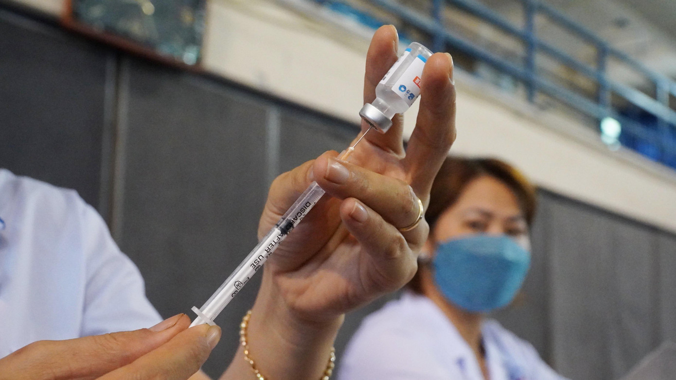 Sau khi lực lượng công an kiểm tra căn cước công dân, lực lượng y tế khám sàng lọc, kiểm tra sức khỏe đủ điều kiện sẽ tiêm mũi 1 vắc xin Vero Cell cho người dân, cán bộ, giáo viên... đã đăng ký.