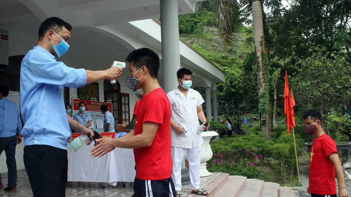 Tất cả các cử tri đều được đo thân nhiệt, đeo khẩu trang và rửa tay sát khuẩn đảm bảo phòng chống COVID-19. Tất cả các cử tri đều được đo thân nhiệt, đeo khẩu trang và rửa tay sát khuẩn đảm bảo phòng chống COVID-19.