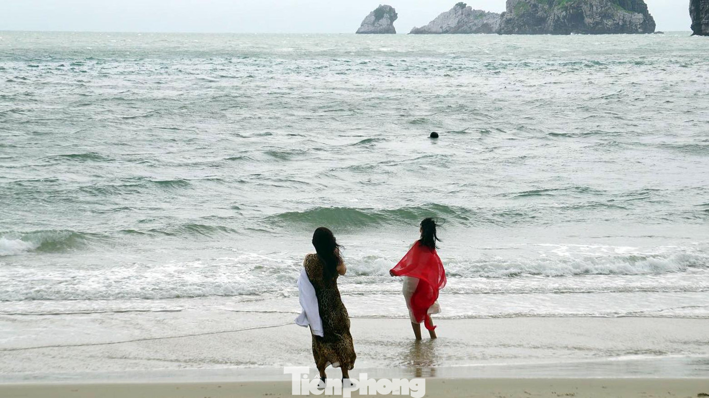 Du khách ở bãi tắm Cát Cò (quần đảo Cát Bà, Hải Phòng) vào trưa nay.